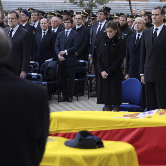 La reine Letizia d'Espagne et le roi Felipe assistent aux obsèques des deux policiers espagnols, Jorge Garcia Tudela et Gabino San Martin Hernandez tués lors d'une attaque des talibans à Kaboul. Le 15 décembre 2015.