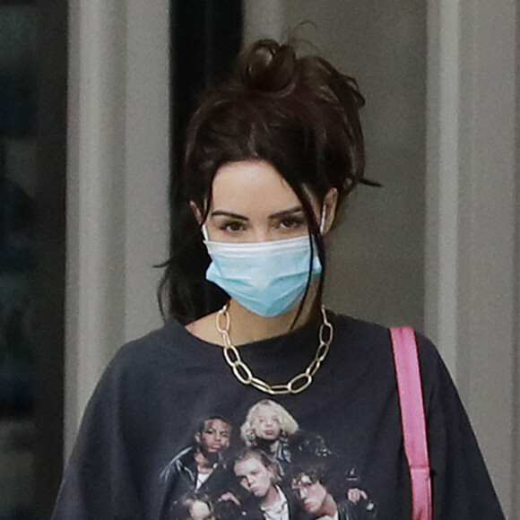Exclusif - Nabilla Benattia et son compagnon Thomas Vergara sont allés faire des courses au supermarché Gelson au Century Mall. Arrivés depuis peu aux Etats-Unis, car Nabilla doit subir une opération sur ses prothèses mammaires. Le 23 juillet 2020