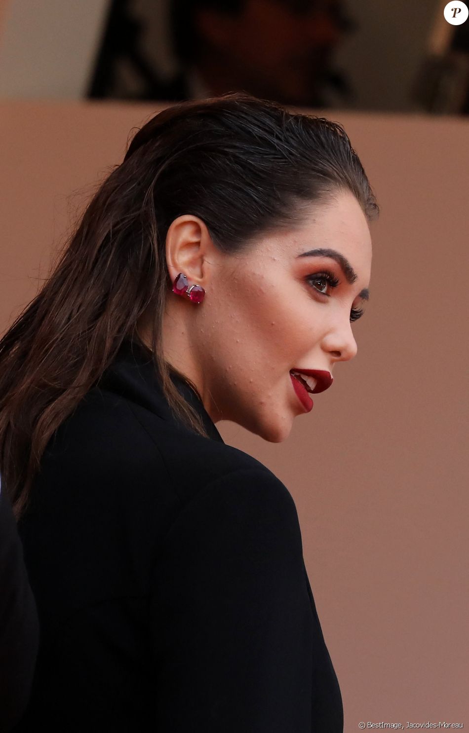 Nabilla Benattia (enceinte) - Montée des marches du film A Hidden Life