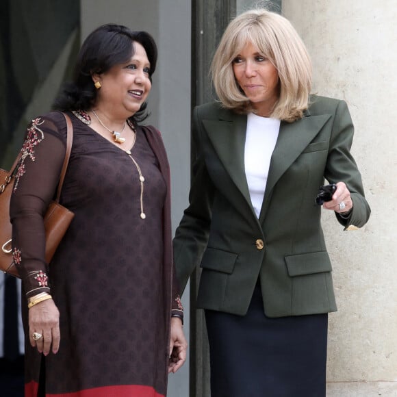 Brigitte Macron raccompagne Pramila Patten après un entretien au palais de l'Elysée à Paris. Le 1er juillet 2021. © Stéphane Lemouton/Bestimage