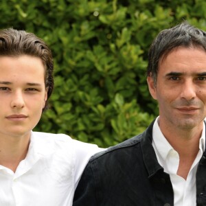 Jules Benchetrit et son père Samuel Benchetrit - Photocall du film "Asphalte" lors du 8ème festival du film francophone d'Angoulême. Le 27 août 2015