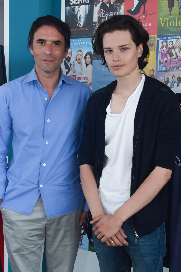 Samuel Benchetrit et son fils Jules Benchetrit (fils de Marie Trintignant) posant lors du 68 ème Festival International du Film de Cannes à Cannes le 18 mai 2015. 