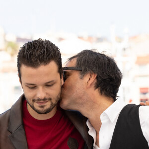 Jules Benchetrit (fils de Samuel Benchetrit et Marie Trintignant), Samuel Benchetrit (réalisateur) au photocall du film Cette musique ne joue pour personne (Cannes première) lors du 74ème festival international du film de Cannes le 10 juillet 2021 © Borde / Jacovides / Moreau / Bestimage