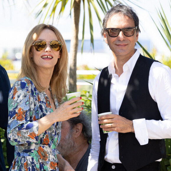 Vanessa Paradis, Samuel Benchetrit (réalisateur) au photocall du film "Cette musique ne joue pour personne" lors du 74ème festival international du film de Cannes le 10 juillet 2021 © Borde / Jacovides / Moreau / Bestimage 