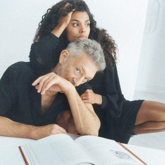 Vincent Cassel et sa femme Tina Kunakey dans la nouvelle campagne de The Kooples. 2021