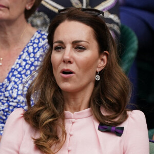Kate Middleton, au côté de son père Michael, à la finale du tournoi de Wimbledon au All England Lawn Tennis and Croquet Club à Londres.