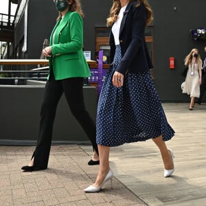 Kate Middleton et Sally Bolton assistent à la 5e journée du tournoi de Wimbledon, le 2 juillet 2021.
