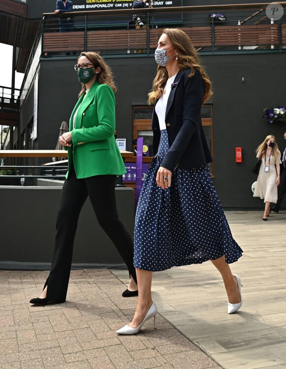 Kate Middleton et Sally Bolton assistent à la 5e journée du tournoi de Wimbledon, le 2 juillet 2021.