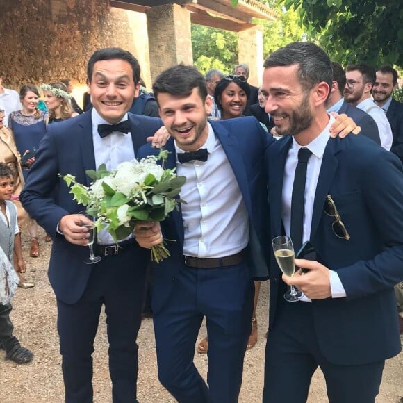 Julien Bellver et son compagnon (avec le bouquet) lors d'un mariage.