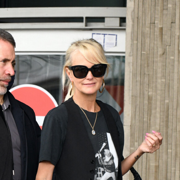 Laeticia Hallyday arrive à l'aéroport de Roissy-Charles-de-Gaulle à Paris, le 27 juin 2021. Son compagnon Jalil Lespert lui a fait la surprise de venir l'accueillir.