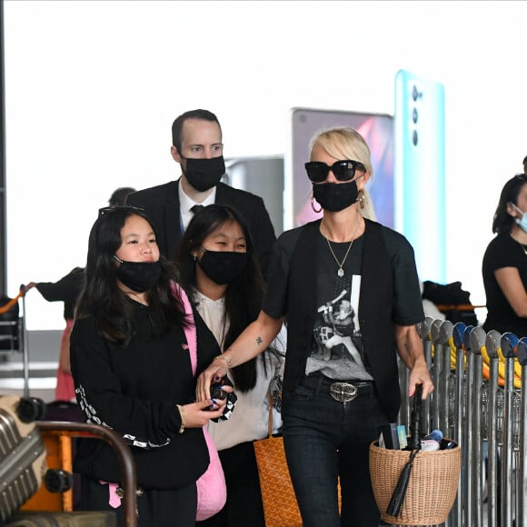 Laeticia Hallyday et ses filles Jade et Joy arrivent à l'aéroport de Roissy-Charles-de-Gaulle à Paris, le 27 juin 2021.