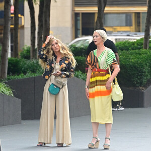 Sarah Jessica Parker et Cynthia Nixon sur le tournage de la série "And Just Like That" à New York, le 26 juillet 2021. 