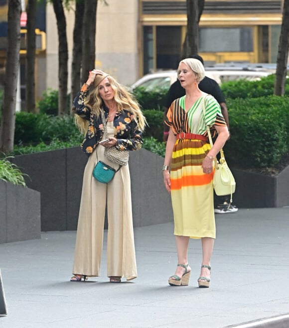 Sarah Jessica Parker et Cynthia Nixon sur le tournage de la série "And Just Like That" à New York, le 26 juillet 2021. 
