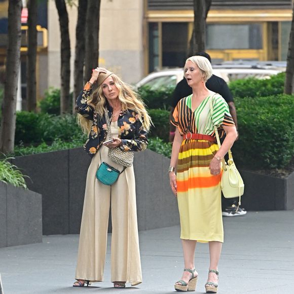 Sarah Jessica Parker et Cynthia Nixon sur le tournage de la série "And Just Like That" à New York, le 26 juillet 2021. 