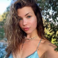 EnjoyPhoenix en couple : câlin sensuel, en maillot de bain, avec son chéri