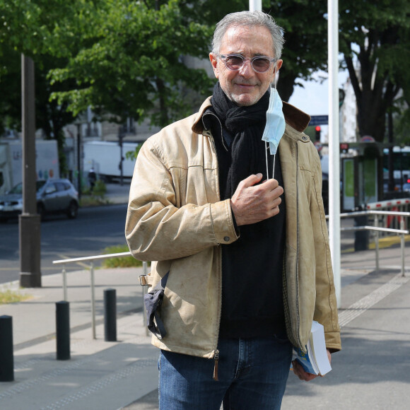 Thierry Lhermitte quitte les studios de Radio France à Paris le 3 mai 2021. © Panoramic / Bestimage 