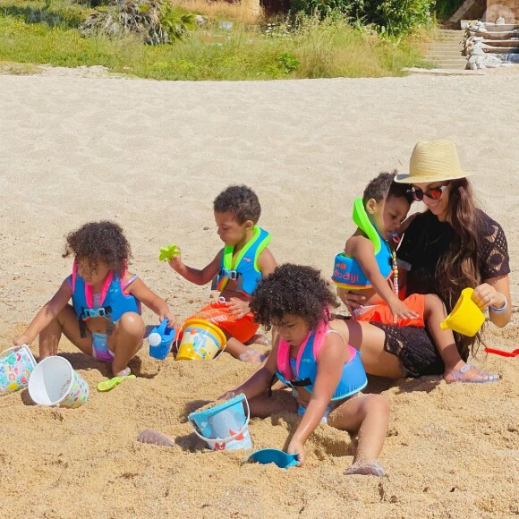 Rofrane de "Familles Nombreuses" avec ses quadruplés à la plage, juin 2021