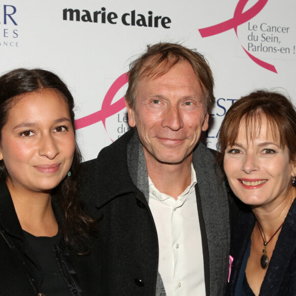 Emma Kabouche, Thierry Ragueneau et Cécilia Hornus lors de la soirée de lancement de la 25ème édition "Octobre rose" sur la péniche Pavillon Seine à Paris, France, le 1er octobre 2018. © Denis Guignebourg/Bestimage 