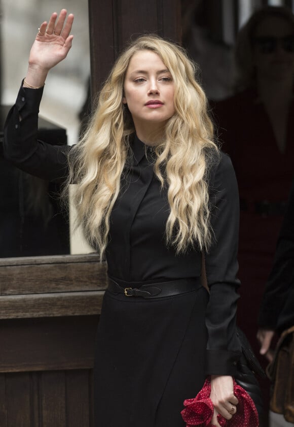 Amber Heard à la sortie de la cour royal de justice à Londres, pour le procès en diffamation contre le magazine The Sun Newspaper, le 28 juillet 2020