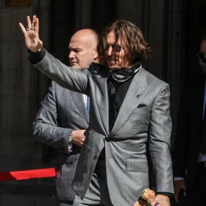 Johnny Depp la sortie de la cour royal de justice à Londres, pour le procès en diffamation contre le magazine The Sun Newspaper, le 28 juillet 2020.