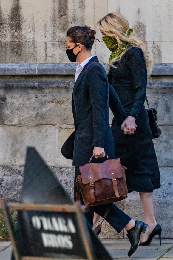 Amber Heard et sa compagne Bianca Butti arrivent, main dans la main, à la Cour royale de justice à Londres, pour le procès en diffamation contre le magazine The Sun Newspaper. Le 10 juillet 2020.