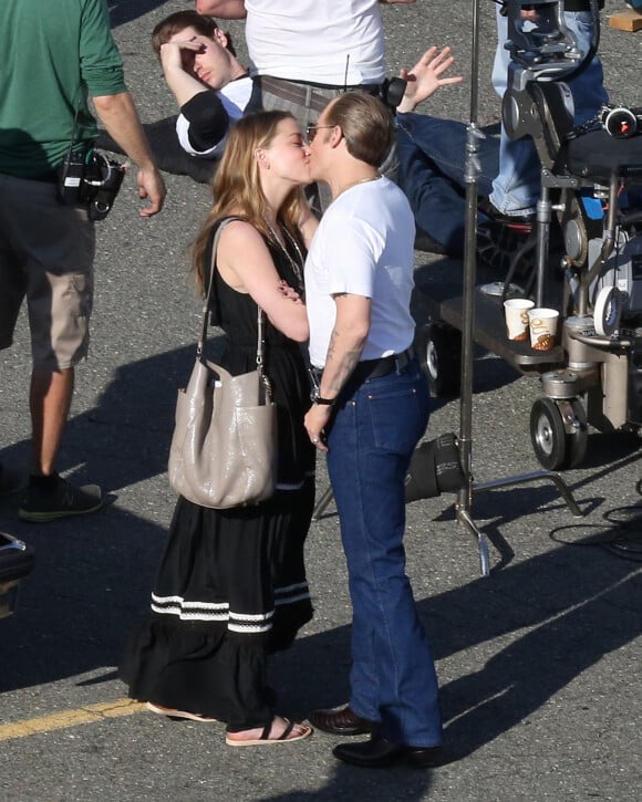 Johnny Depp échange un baiser avec sa fiancée Amber Heard sur le tournage du film "Black Mass" à Boston, le 2 juin 2014.