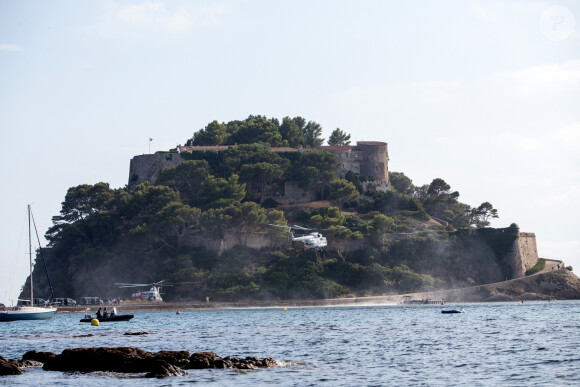 L'hélicoptère de Vladimir Poutine, président de la Fédération de Russie arrive au fort de Brégançon à Bormes-les-Mimosas le 19 Août 2019. Le président de la république française Emmanuel Macron reçoit son homologue russe avant le G7. © Jacovides-Moreau / Bestimage 