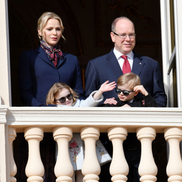 Le prince Albert II de Monaco, sa femme la princesse Charlène et leurs enfants le prince héréditaire Jacques et la princesse Gabriella ont assité depuis un balcon du Palais à la traditionnelle procession durant la célébration de la Sainte Dévote, Sainte patronne de Monaco, à Monaco le 27 janvier 2020. C'est le dernier office religieux en Principauté pour Monseigneur Barsi. © Bruno Bebert / Bestimage