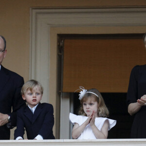 Le prince Albert II de Monaco, la princesse Charlène et leurs enfants le prince Jacques et la princesse Gabriella - La famille princière de Monaco assiste au feu de la Saint Jean dans la cours du palais princier à Monaco le 23 juin 2020. © Dylan Meiffret / Nice Matin / Bestimage