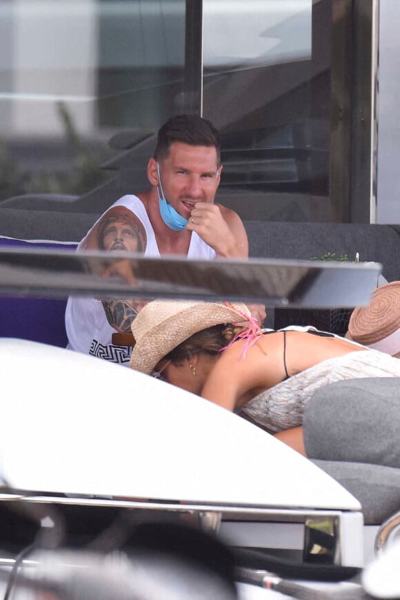 Lionel Messi et sa femme Antonella Roccuzzo profitent de leurs vacances en famille sur un yacht au large de Ibiza, le 2 août 2021.