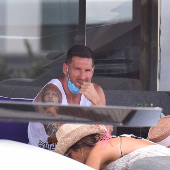 Lionel Messi et sa femme Antonella Roccuzzo profitent de leurs vacances en famille sur un yacht au large de Ibiza, le 2 août 2021.