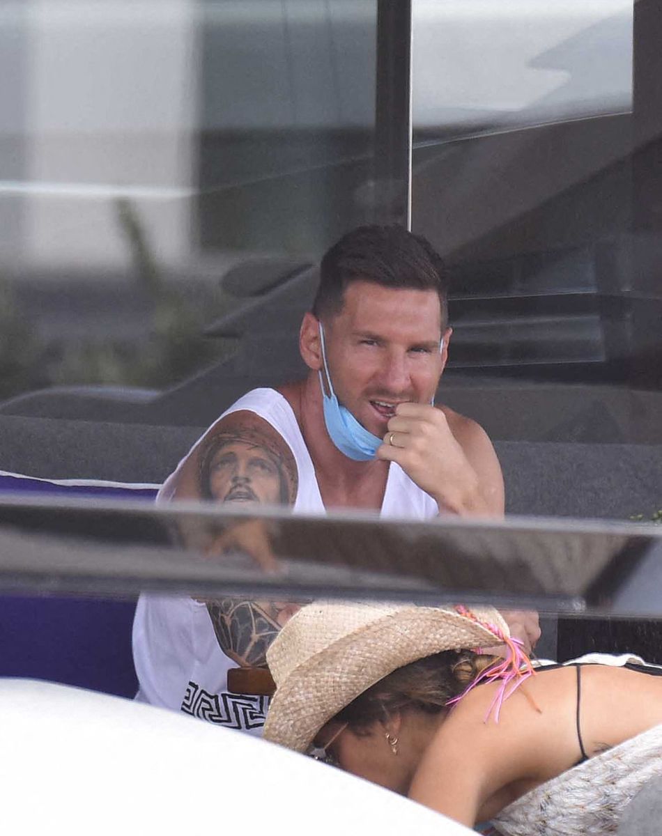 Lionel Messi et sa femme Antonella Roccuzzo profitent de leurs vacances en famille sur un yacht au large de Ibiza, le 2 août 2021.