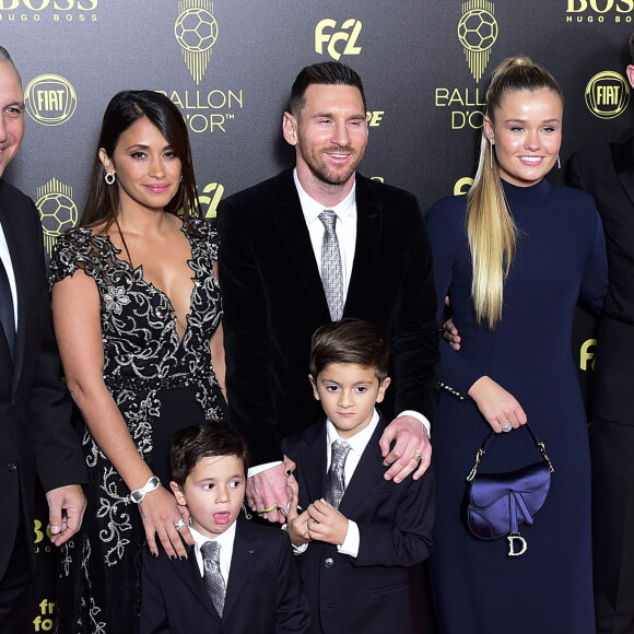 Hristo Stoitchkov, Lionel Messi, sa femme Antonella Roccuzzo, leurs fils Thiago et Mateo et Mikky Kiemeney, la compagne de F.de Jong - Cérémonie du Ballon d'Or 2019 à Paris, le 2 décembre 2019. © JB Autissier / Panoramic / Bestimage