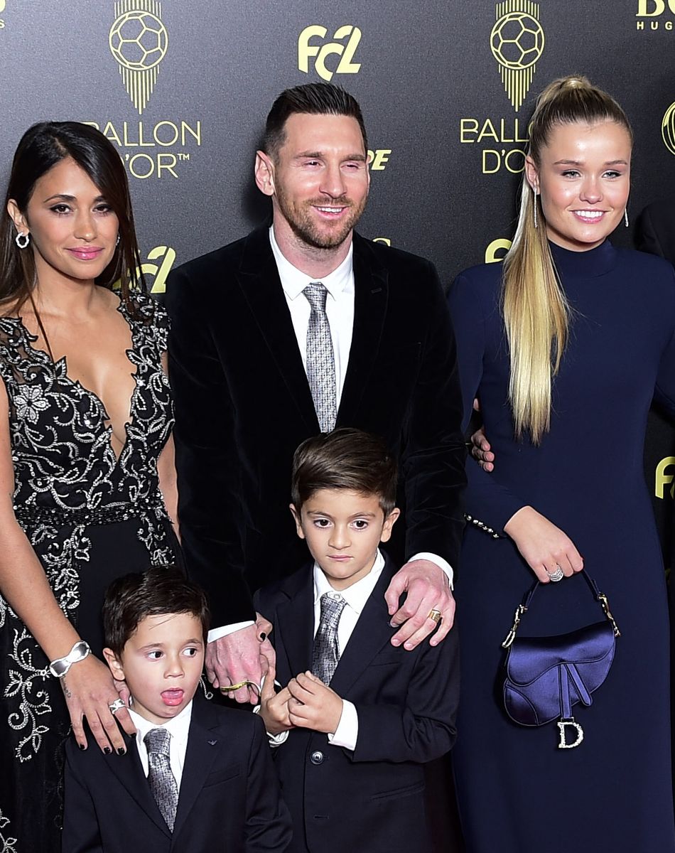 Hristo Stoitchkov, Lionel Messi, sa femme Antonella Roccuzzo, leurs fils Thiago et Mateo et Mikky Kiemeney, la compagne de F.de Jong - Cérémonie du Ballon d'Or 2019 à Paris, le 2 décembre 2019. © JB Autissier / Panoramic / Bestimage