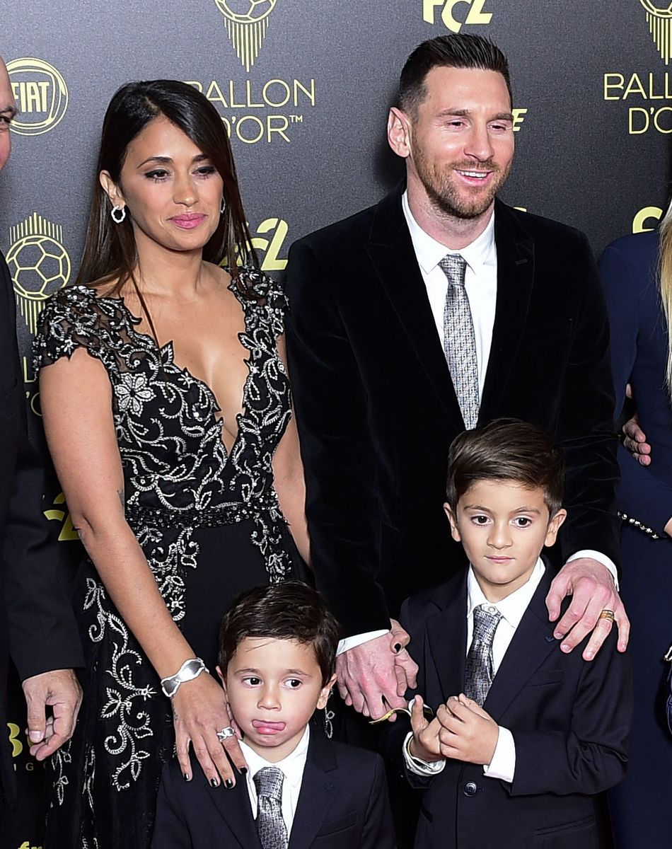 Lionel Messi, sa femme Antonella Roccuzzo et leurs fils Thiago et Mateo - Cérémonie du Ballon d'Or 2019 à Paris, le 2 décembre 2019. © JB Autissier / Panoramic / Bestimage