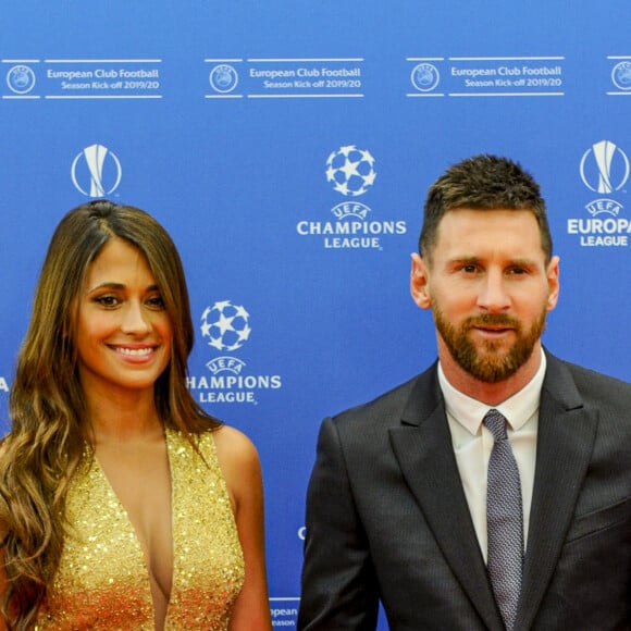 Lionel Messi et sa femme Antonella Roccuzzo Messi au photocall de la cérémonie du tirage au sort de la phase de poules de l'édition 2019-2020 de la Ligue des Champions à Monaco, le 29 août 2019.