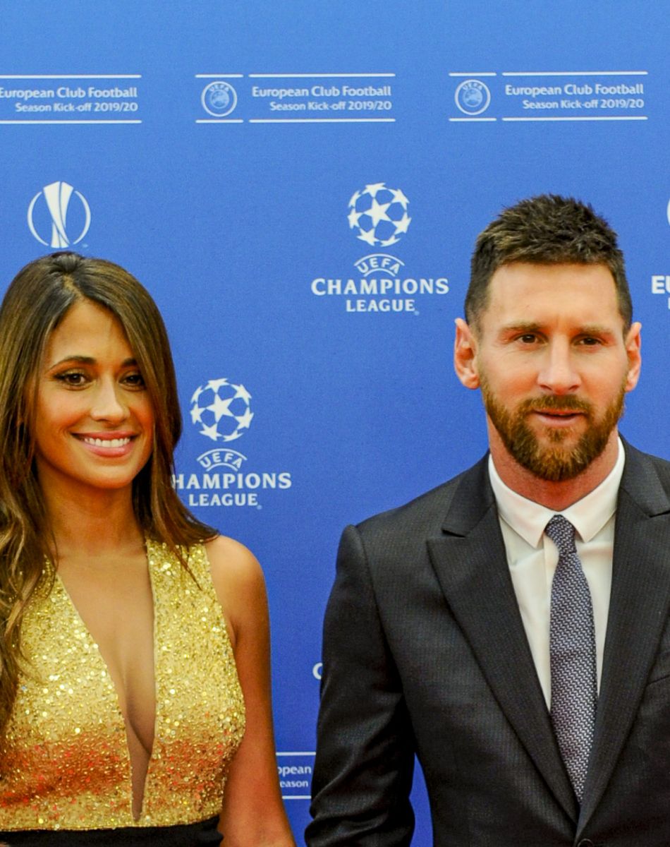 Lionel Messi et sa femme Antonella Roccuzzo Messi au photocall de la cérémonie du tirage au sort de la phase de poules de l'édition 2019-2020 de la Ligue des Champions à Monaco, le 29 août 2019.