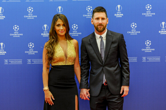 Lionel Messi et sa femme Antonella Roccuzzo Messi au photocall de la cérémonie du tirage au sort de la phase de poules de l'édition 2019-2020 de la Ligue des Champions à Monaco, le 29 août 2019.