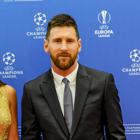 Lionel Messi et sa femme Antonella Roccuzzo Messi au photocall de la cérémonie du tirage au sort de la phase de poules de l'édition 2019-2020 de la Ligue des Champions à Monaco, le 29 août 2019.