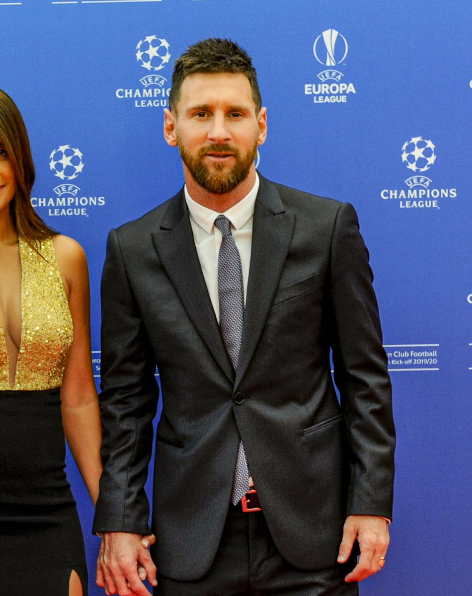 Lionel Messi et sa femme Antonella Roccuzzo Messi au photocall de la cérémonie du tirage au sort de la phase de poules de l'édition 2019-2020 de la Ligue des Champions à Monaco, le 29 août 2019.