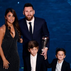 Lionel Messi (Lionel Messi a été élu meilleur joueur de l'année 2019, FIFA "The Best") et sa femme Antonella Roccuzzo et leurs enfants Thiago et Mateo - Intérieur - Les célébrités arrivent à la cérémonie des Trophées Fifa "The Best" 2019 à la Scala à Milan, Italie © Imago Sport / Panoramic / Bestimage