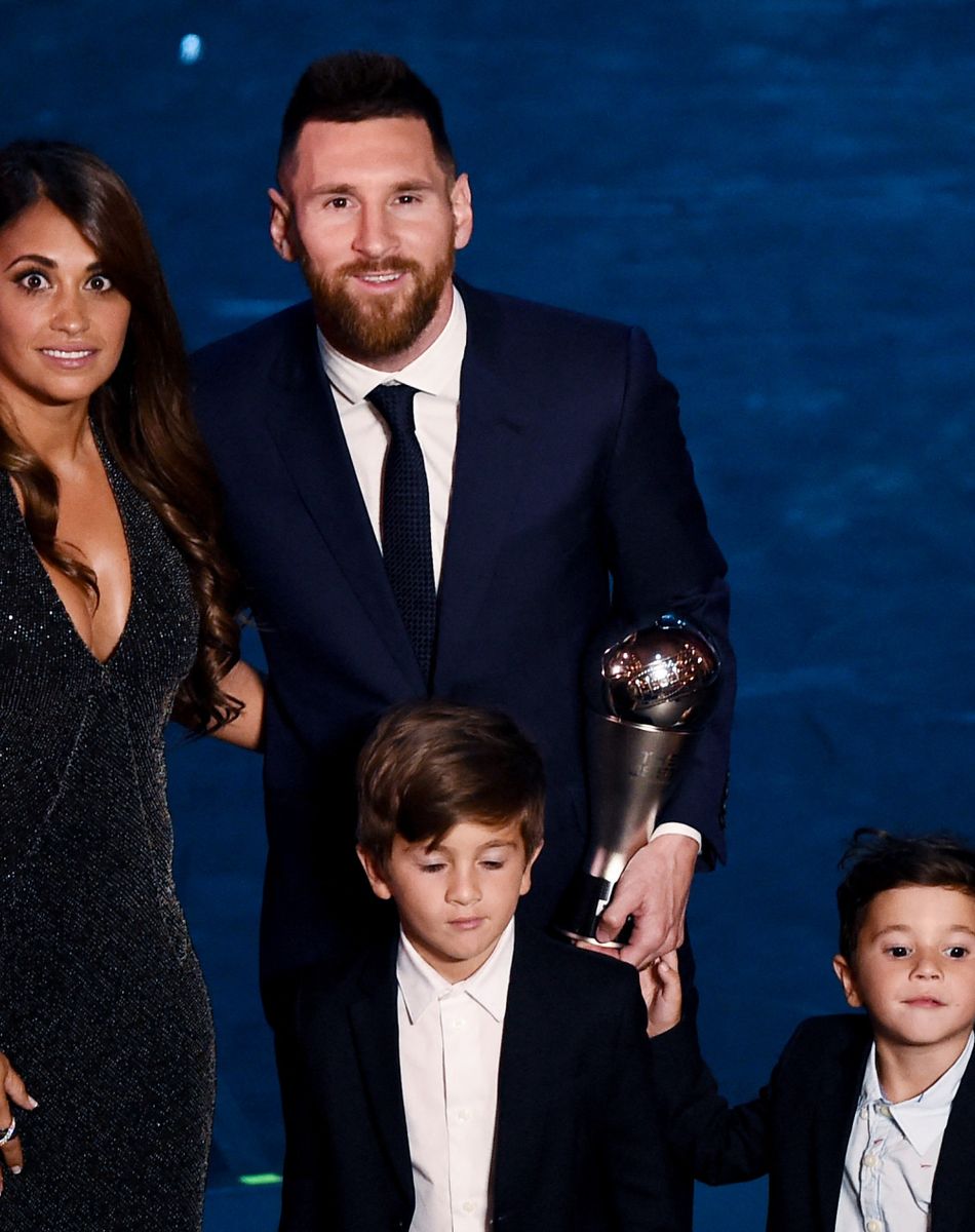 Lionel Messi (Lionel Messi a été élu meilleur joueur de l'année 2019, FIFA "The Best") et sa femme Antonella Roccuzzo et leurs enfants Thiago et Mateo - Intérieur - Les célébrités arrivent à la cérémonie des Trophées Fifa "The Best" 2019 à la Scala à Milan, Italie © Imago Sport / Panoramic / Bestimage