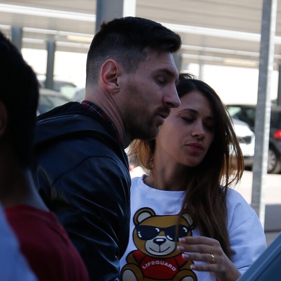 Lionel Messi et sa femme Antonella Roccuzzo vont prendre un avion à Barcelone pour Madrid le 18 mars 2019.