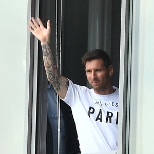 Le football argentin Lionel Messi est accueilli par des supporters du Paris Saint-Germain (PSG) à l'aéroport de Paris-Le Bourget, France, le 10 août 2021. Le sextuple Ballon d'Or, en partance du FC Barcelone, a trouvé un accord avec le Paris Saint-Germain. Il devra passer la visite médicale en fin de journée puis signer son contrat de deux ans (plus un an en option). © Pierre Perusseau/Bestimage