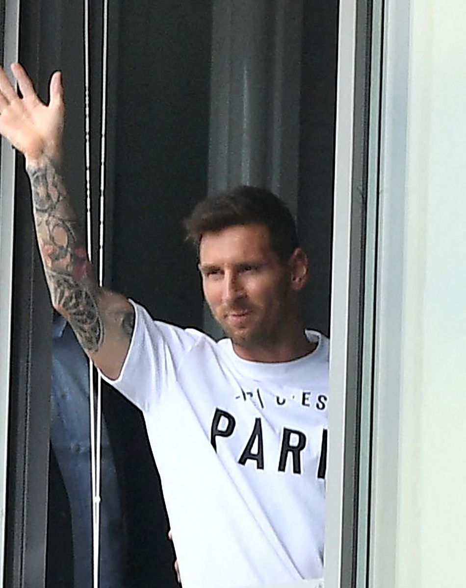 Le football argentin Lionel Messi est accueilli par des supporters du Paris Saint-Germain (PSG) à l'aéroport de Paris-Le Bourget, France, le 10 août 2021. Le sextuple Ballon d'Or, en partance du FC Barcelone, a trouvé un accord avec le Paris Saint-Germain. Il devra passer la visite médicale en fin de journée puis signer son contrat de deux ans (plus un an en option). © Pierre Perusseau/Bestimage