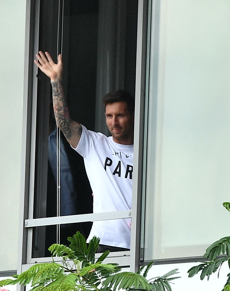 Le football argentin Lionel Messi est accueilli par des supporters du Paris Saint-Germain (PSG) à l'aéroport de Paris-Le Bourget, France, le 10 août 2021. Le sextuple Ballon d'Or, en partance du FC Barcelone, a trouvé un accord avec le Paris Saint-Germain. Il devra passer la visite médicale en fin de journée puis signer son contrat de deux ans (plus un an en option). © Pierre Perusseau/Bestimage