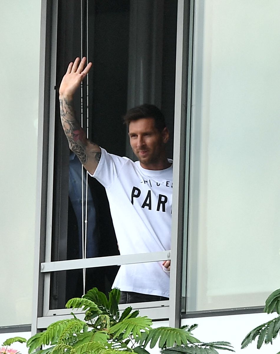 Le football argentin Lionel Messi est accueilli par des supporters du Paris Saint-Germain (PSG) à l'aéroport de Paris-Le Bourget, France, le 10 août 2021. Le sextuple Ballon d'Or, en partance du FC Barcelone, a trouvé un accord avec le Paris Saint-Germain. Il devra passer la visite médicale en fin de journée puis signer son contrat de deux ans (plus un an en option). © Pierre Perusseau/Bestimage