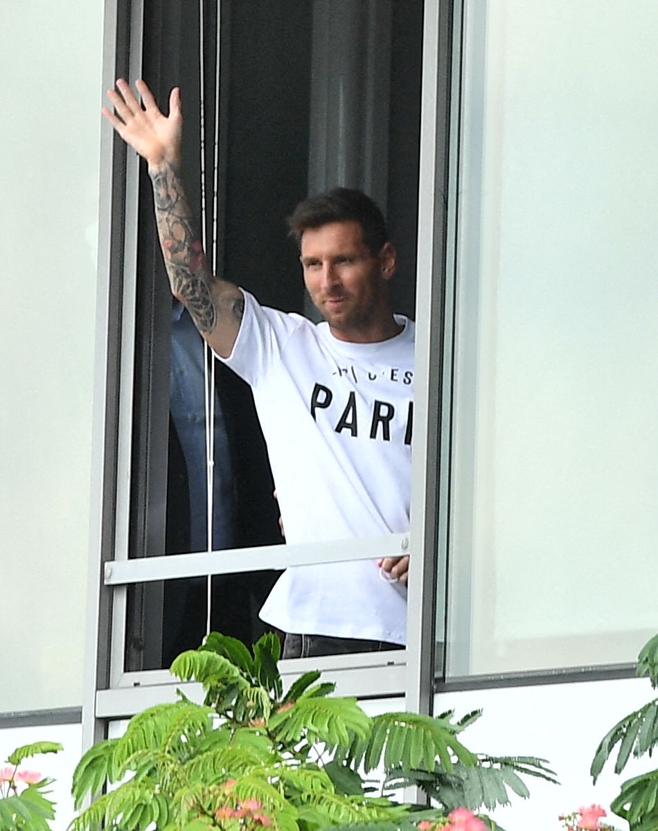 Le football argentin Lionel Messi est accueilli par des supporters du Paris Saint-Germain (PSG) à l'aéroport de Paris-Le Bourget, France, le 10 août 2021. Le sextuple Ballon d'Or, en partance du FC Barcelone, a trouvé un accord avec le Paris Saint-Germain. Il devra passer la visite médicale en fin de journée puis signer son contrat de deux ans (plus un an en option). © Pierre Perusseau/Bestimage