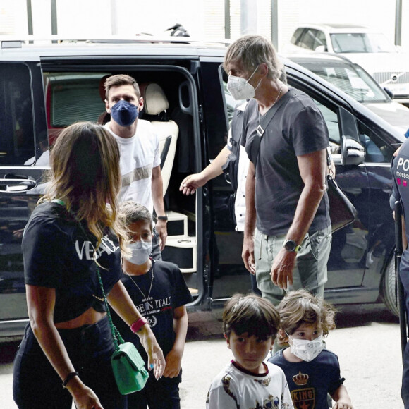 Lionel Messi quittant Barcelone en famille le 10 août 2021. Efe/ABACAPRESS.COM//Alejandro Garcia