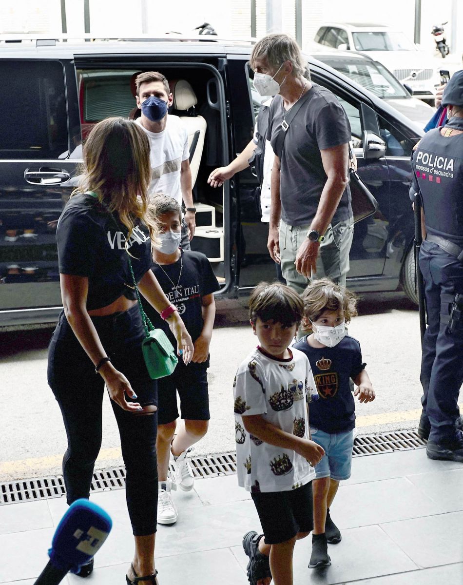 Lionel Messi quittant Barcelone en famille le 10 août 2021. Efe/ABACAPRESS.COM//Alejandro Garcia